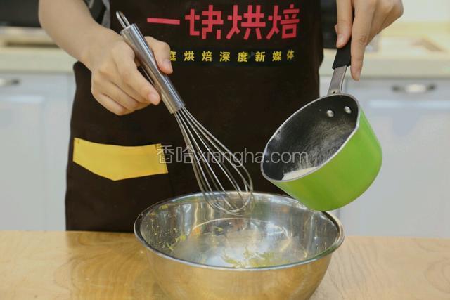 将牛奶加入细砂糖煮至沸腾后，缓缓倒入蛋黄糊中，一边倒入要一边快速搅拌
