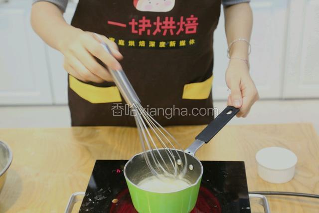 将混合好的牛奶蛋黄液再次小火加热，加热过程中不断搅拌，面糊沸腾后关火搅拌
