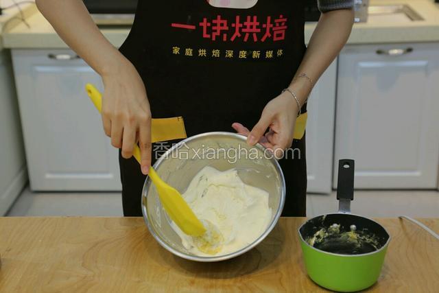 将淡奶油打发至可以保持形状的状态后，和蛋乳糊混合均匀
