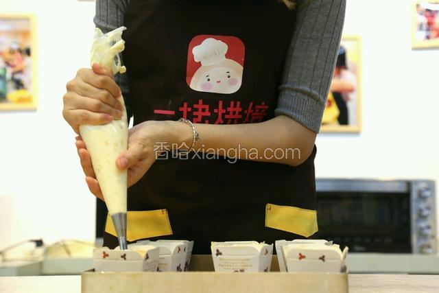 等烤好的蛋糕冷却后，用小圆号的裱花嘴从中间插入蛋糕内部，挤入卡仕达酱。挤至表面微微鼓起即可。在表面撒点糖粉就可以吃啦
