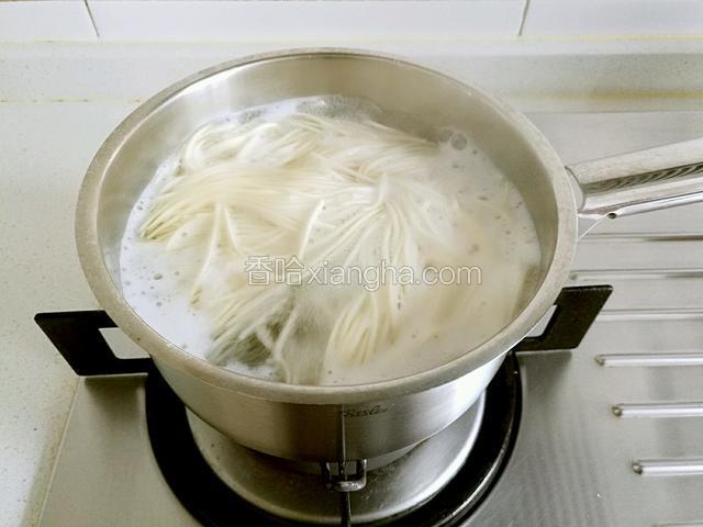 锅中烧开水，将面条放入锅中煮至七成熟捞出。