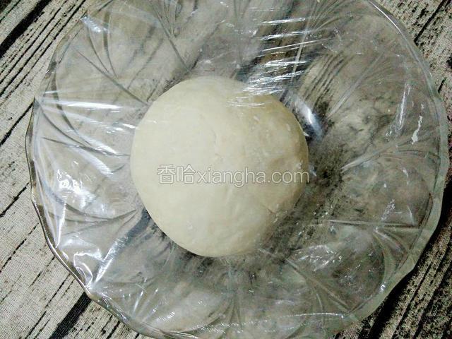 再用手慢慢揉成光滑的面团，盖上保鲜膜饧30分钟。