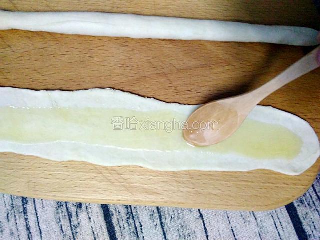 表面均匀的刷上一层油酥，撒上少许盐。