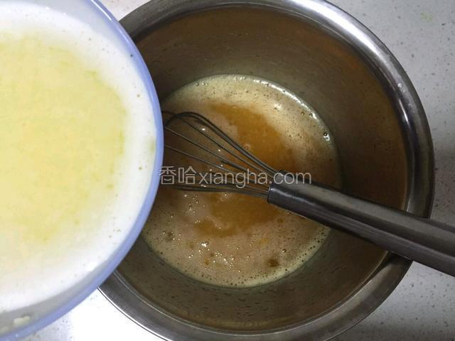 黄油隔水加热或者微波炉加热成液体状态，加入盆中