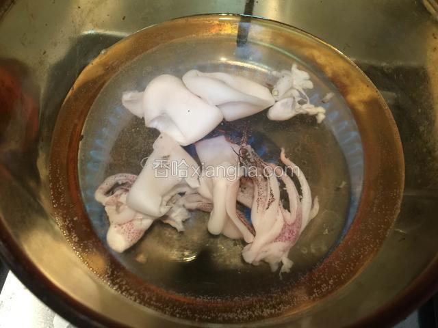 将章鱼飞水焯至断生