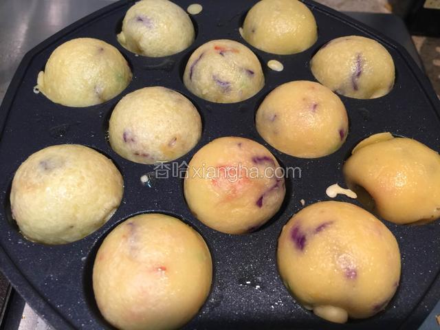 用竹签慢慢转动丸子、使上面的面糊流入烤盘底部！使之完全成型！