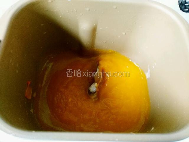 放面包机桶打碎南瓜，打成南瓜糊，这样打比较均匀没有颗粒状，加白糖25克，盐两克。