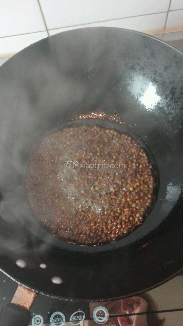将麻椒下入锅中，炸两分钟。
后关火用余温焖制两分钟。