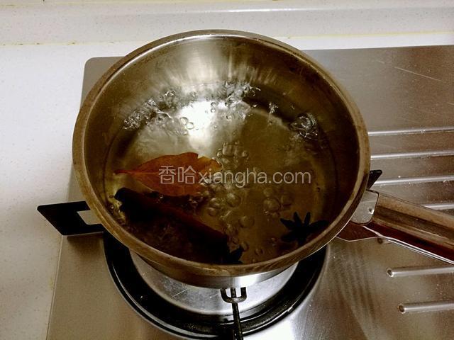 锅中放水，把八角，桂皮，香叶放进去煮，煮开后，转小火，煮20分钟左右。