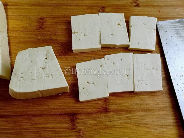 豆腐片成0.5cm左右的片。