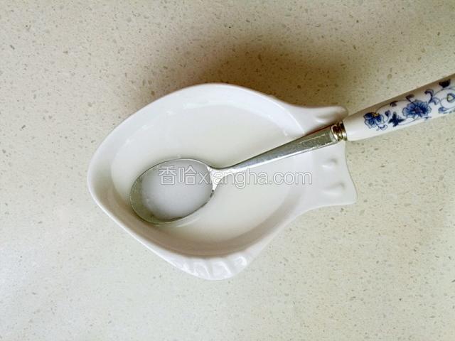 取一只小碗，加入淀粉和水调成淀粉水备用。