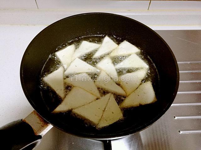 锅中放油，油热后放入豆腐，开中火炸。