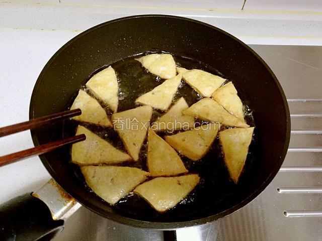 炸至豆腐两面金黄。