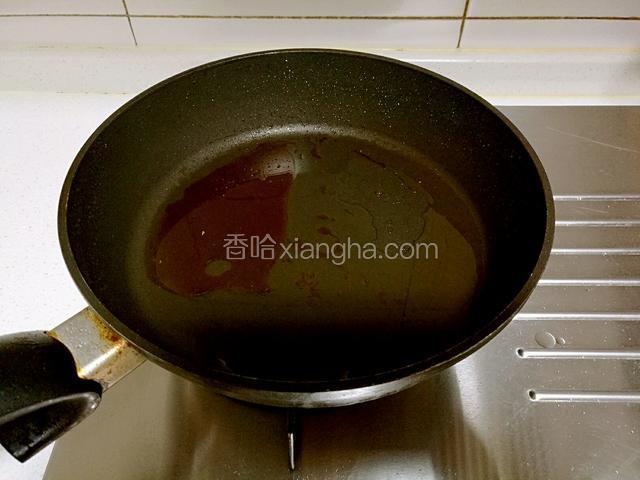 小火加热至糖变色时。