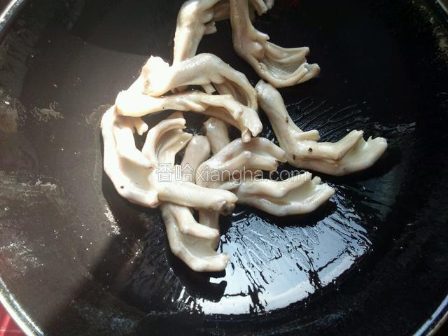 倒入鸭掌翻炒一会