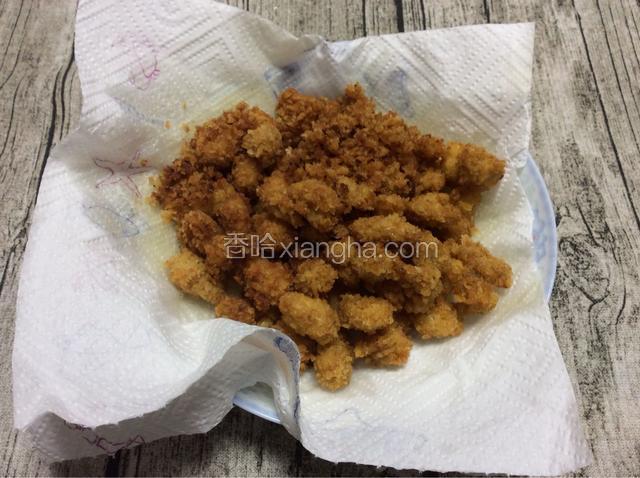 厨房太暗 没有拍油锅
油锅插入筷子冒泡 倒入鸡丁炸制2到3分钟即可 捞出控油
