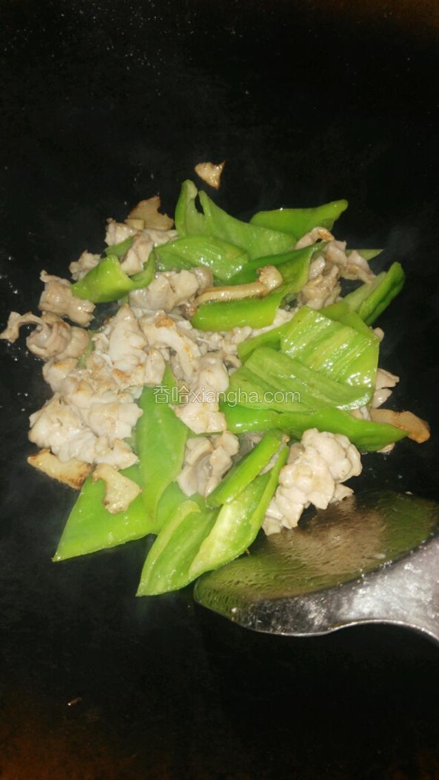 热油炒青椒，（同时准备好生粉水勾芡，生粉两小勺加酱油水兑好）断了生后将炒熟的生肠放进去一起翻炒，再倒进去粉水，翻炒致熟即可