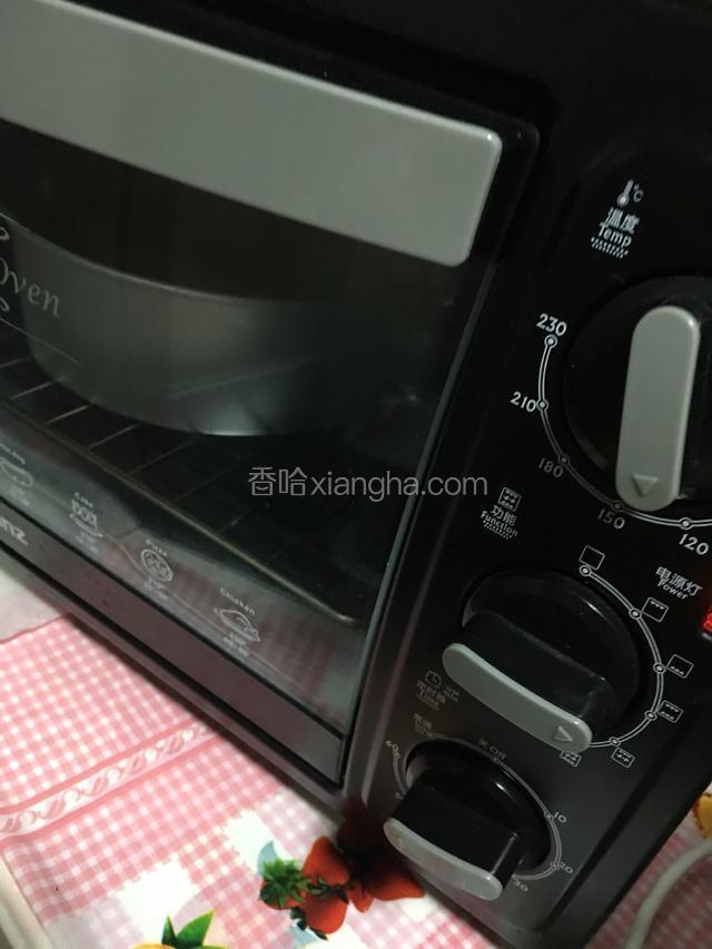 放入烤箱140度上下火，中下层烤60分钟