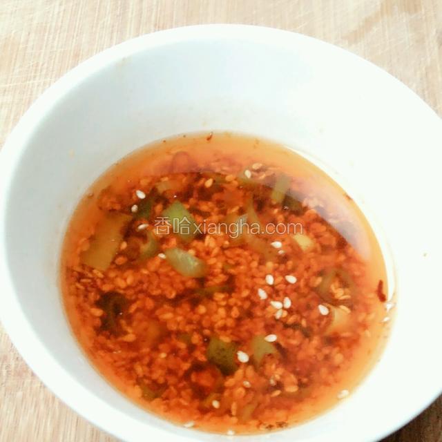倒入小碗里，吱的一声，葱香味就出来了。再加入生抽，醋，白糖，盐和香油搅匀，料汁就调好了。