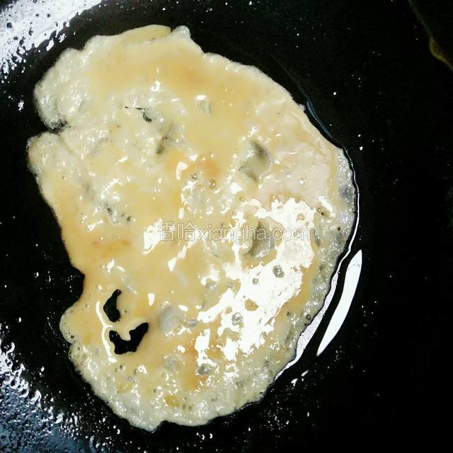 蛋液倒入热锅中煎成蛋饼