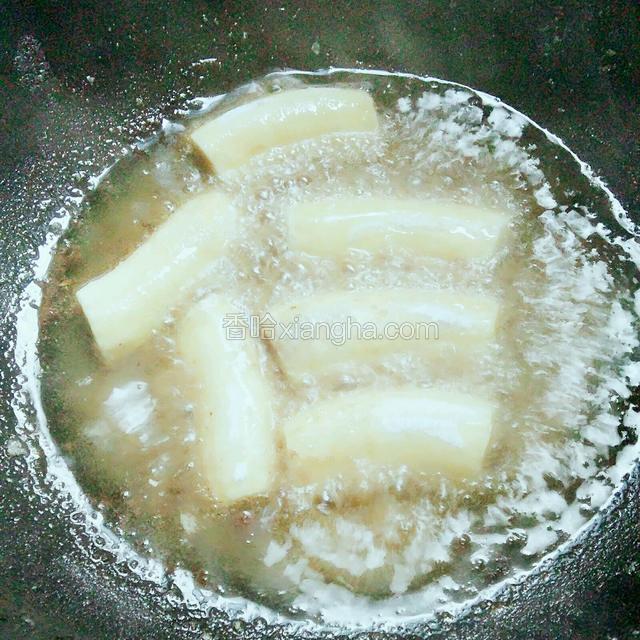 不沾油锅中放入少许油，油热后放入香蕉（我没有那种锅，所以油放的比较多。）