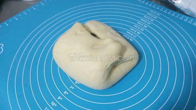 上下再包一下，按扁，再多折两下整个面团