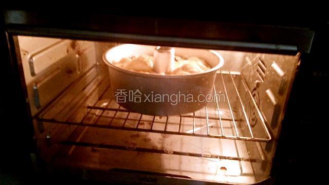 烤箱预热160度，中层上下火烤20分钟，如果表面上色太深可以加盖锡纸，烤完取出，脱模，晾凉后可以食用，不吃饿时候放在塑料袋里