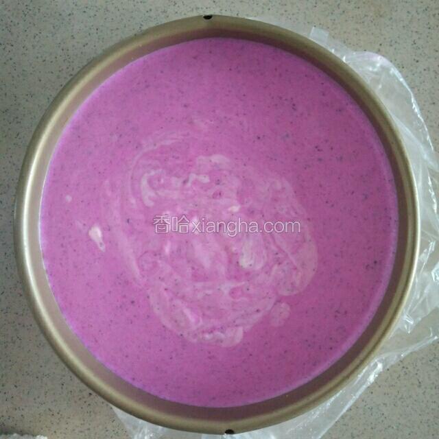 把剩下的慕斯液全倒进去抖动均匀抹平，外面用一个保鲜袋或保鲜膜包住，冷藏过夜就可以吃了