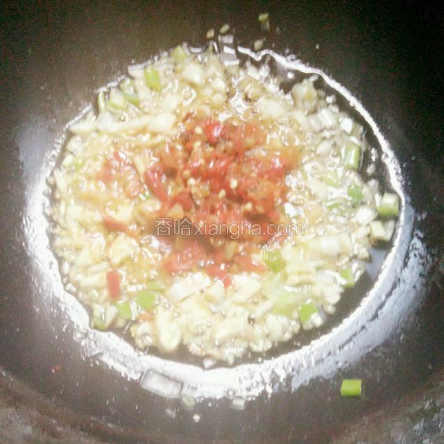 再放入郫县豆瓣酱炒出红油