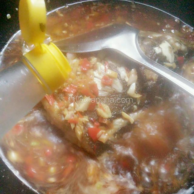 加酱油、料酒和白糖，转中小火慢炖十五分钟