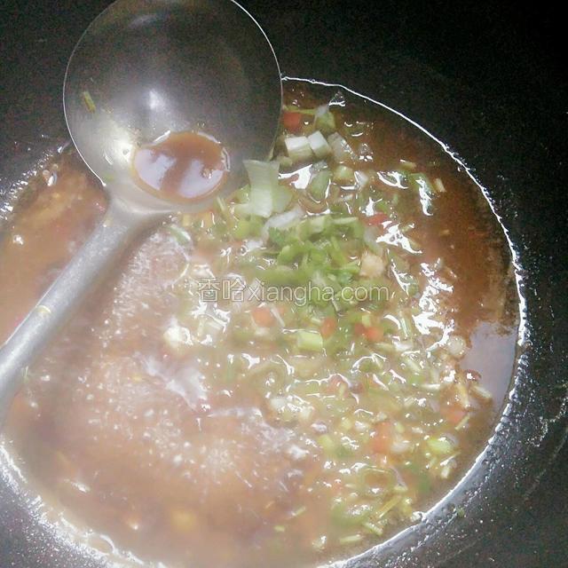 葱末撒在汤里烫一下