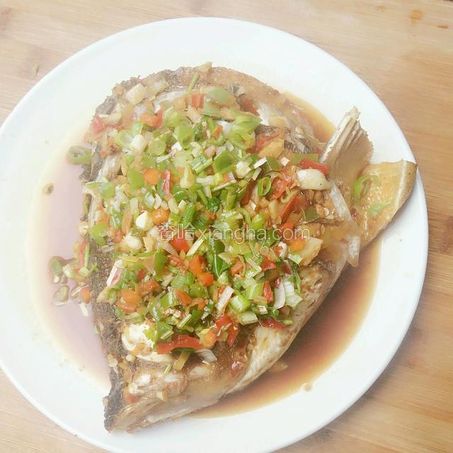 浇在鱼头上，即可