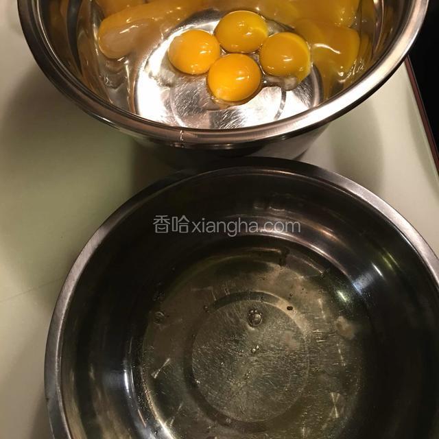 然后将蛋清和蛋黄分离在无水无油的盘里