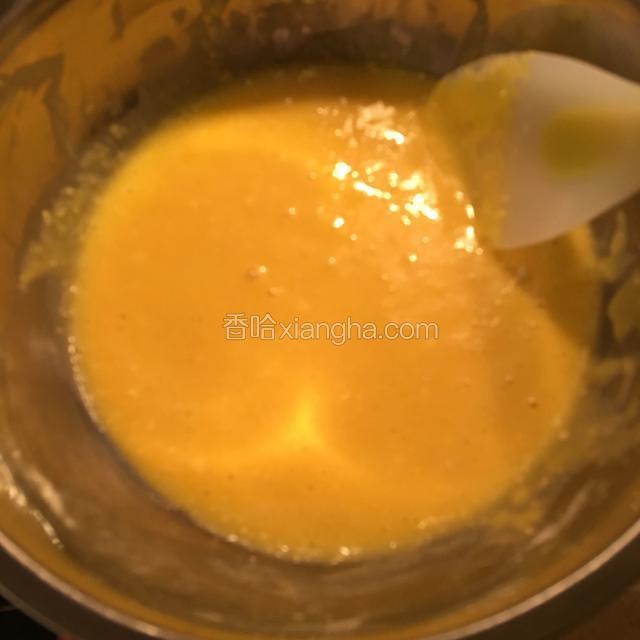 用刮刀将面粉和蛋湖混合均匀，至表面光滑细腻无明显面粉粒即可。