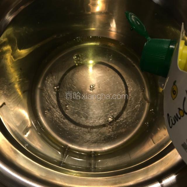 然后就是打发蛋白，首先滴几滴柠檬汁，同样是分三次加入砂糖（30g）
