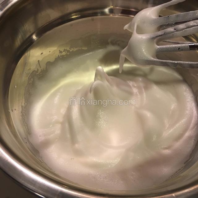 制作蛋卷的蛋白一定不要打发的太硬，打到刚刚达到湿性发泡的状态就可以了（如下图）不用像制作戚风那样需要打到直立的小勾
