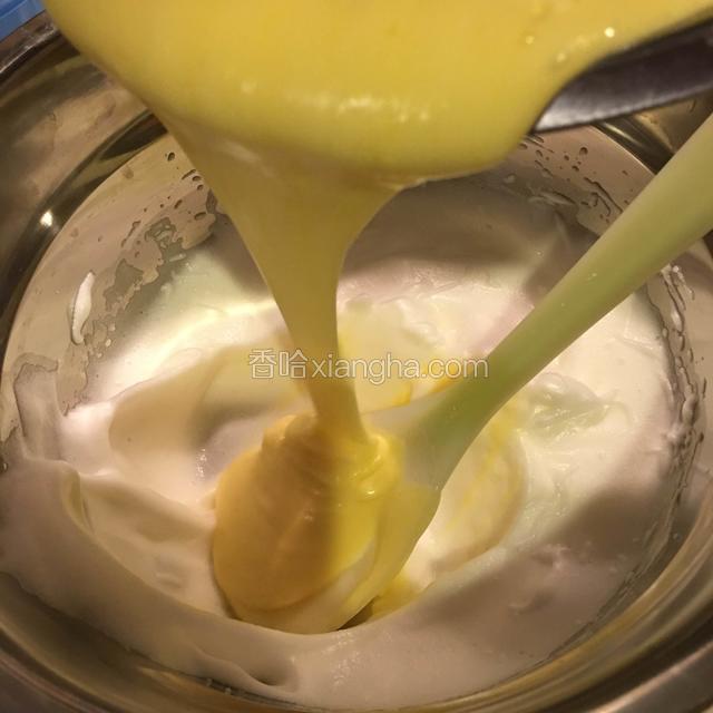 然后再讲其倒回蛋白盘，与剩的的蛋白膏全部混合均匀。注意混合的时候依然要采用从下向上倒拌的方式，以免消泡过于严重