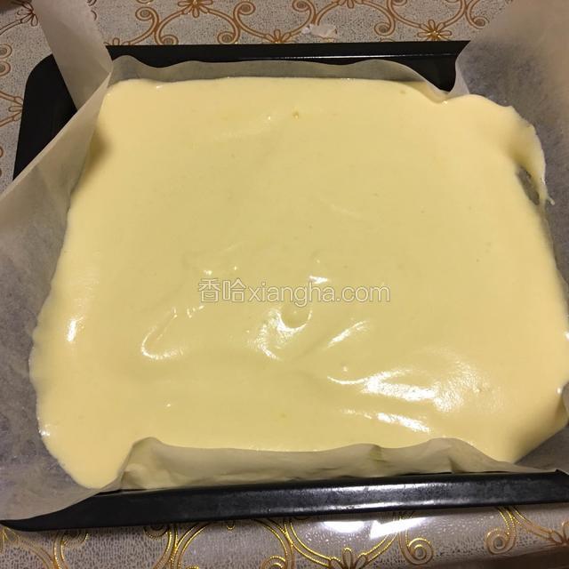 最后在桌子上震几下烤盘，震出里面的大气泡