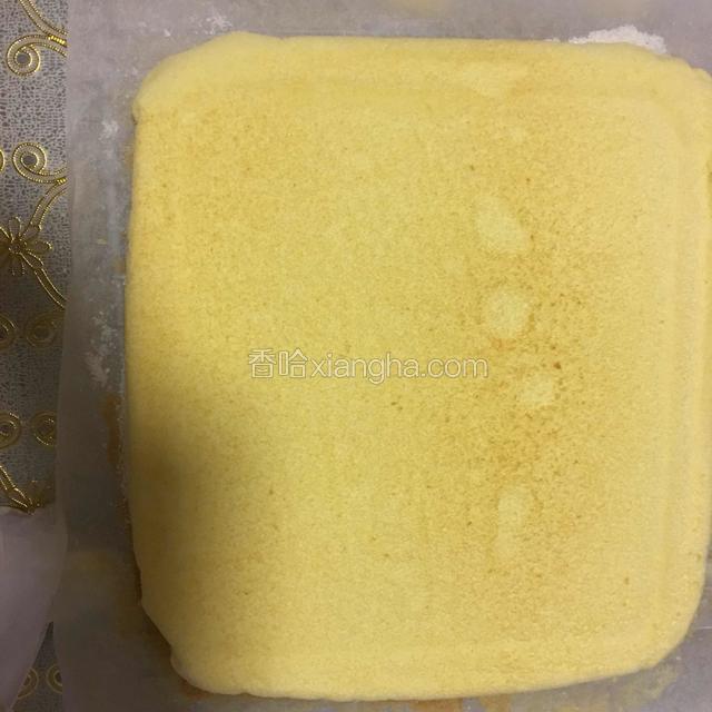 20分钟后，就可以把烤盘取出了，（小心烤盘烫手哦）将蛋糕连同油纸一起倒扣在烤网上，并趁热撕下油纸