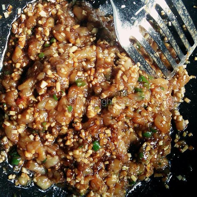 再开火大火，大火翻炒均匀，肉发白关火
