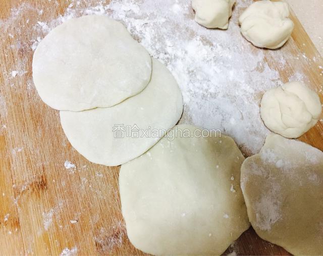 剂子用手压成包子大小皮，用面杖擀成薄皮也行