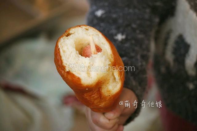 内部图。松软的面包搭配咸香的火腿肠。
图为我家小奇奇啃的鸡腿面包，当他咬到火腿肠的时候就像发现新大陆一样惊喜地蹦蹦跳跳，大喊“妈妈，快看！里面还藏着火腿肠呢！”让孩子也体验你小时候的零食，多么美好的感觉呀！