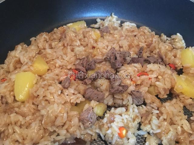 再放入炒好的牛肉搅拌均匀！