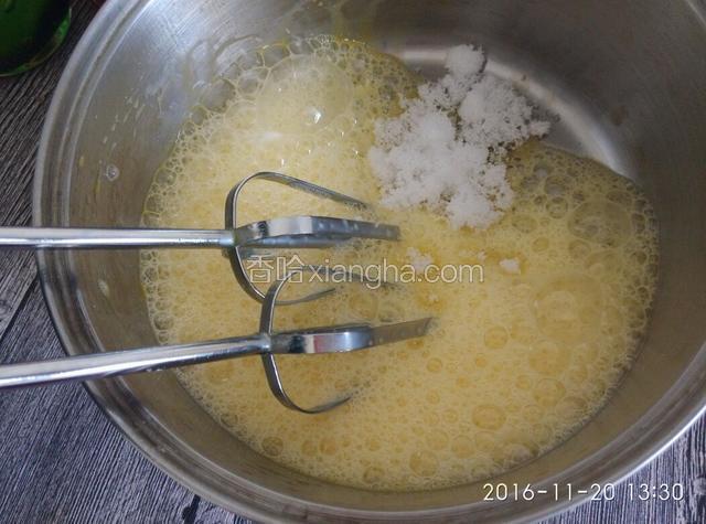 用电动打蛋器把全蛋液打成鱼眼泡，加入1/3的白糖。