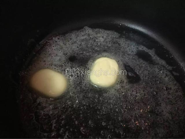 不粘锅预热放入黄油