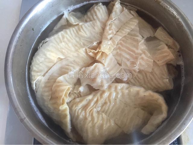 将豆皮焯熟。