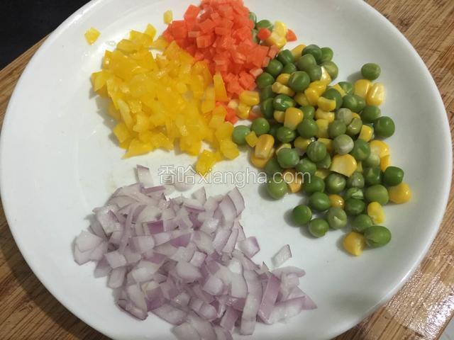趁着煮面的时间把蔬菜洗净切好。