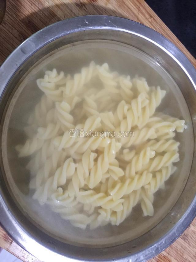 把煮好的面捞出过凉开水备用。