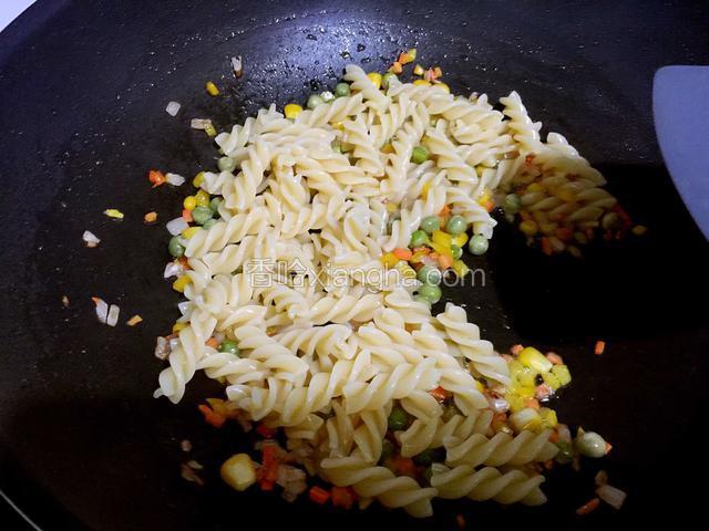 再加入螺丝面进行翻炒。