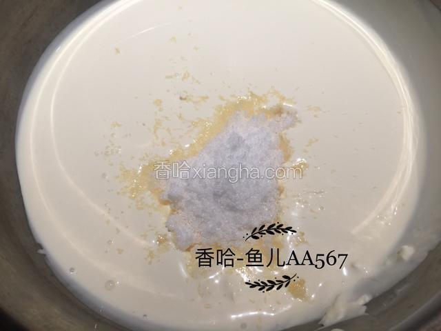 奶油加白糖打发。